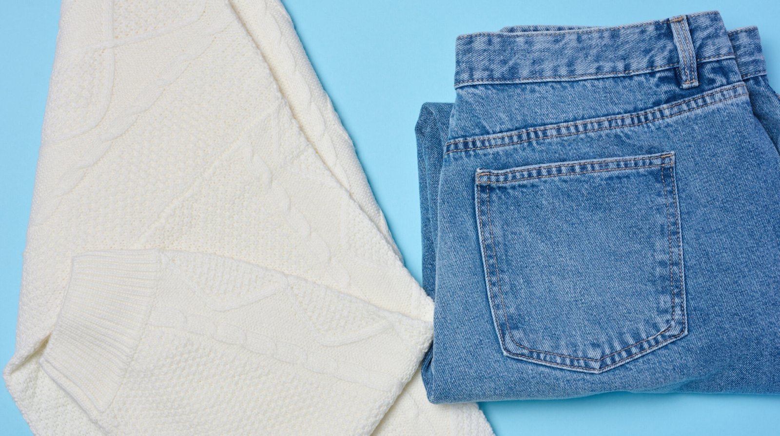 Pantalones vaqueros doblados listos para planchar