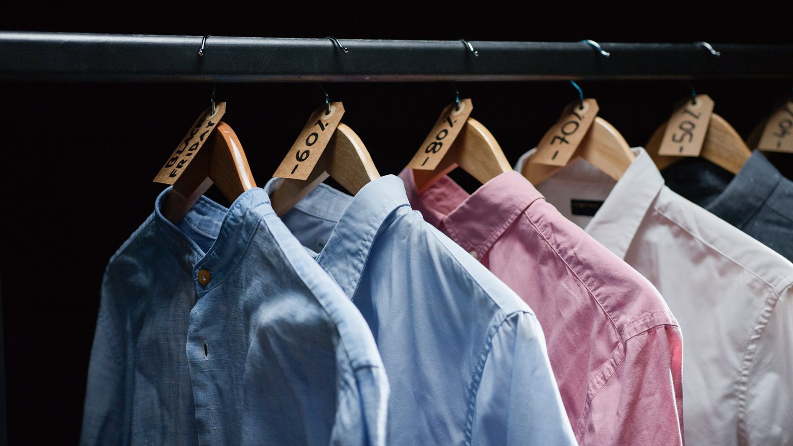 Camisas colgadas tras planchado a domicilio en el Maresme