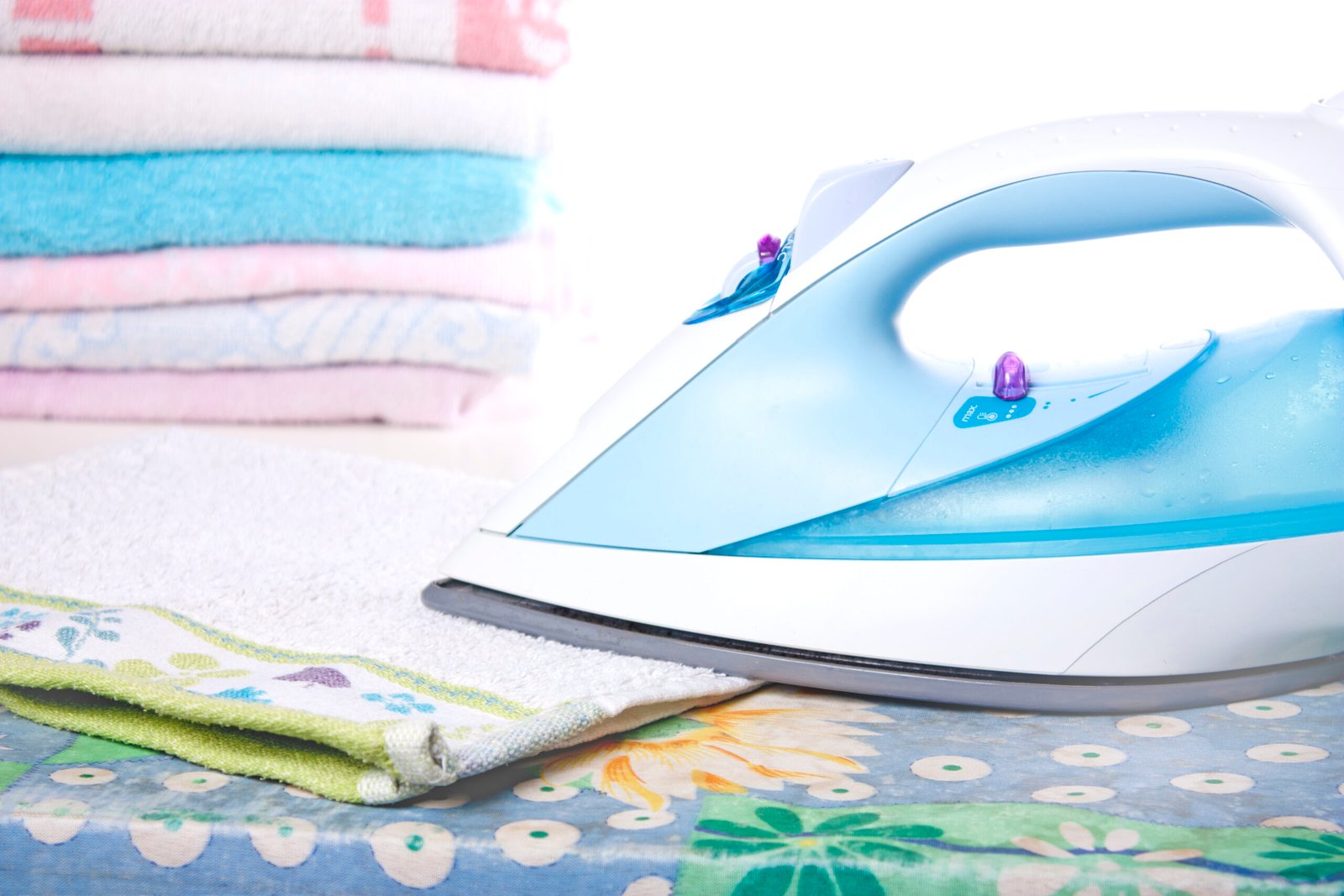 Ropa recién planchada con vapor en tabla – guía de temperaturas